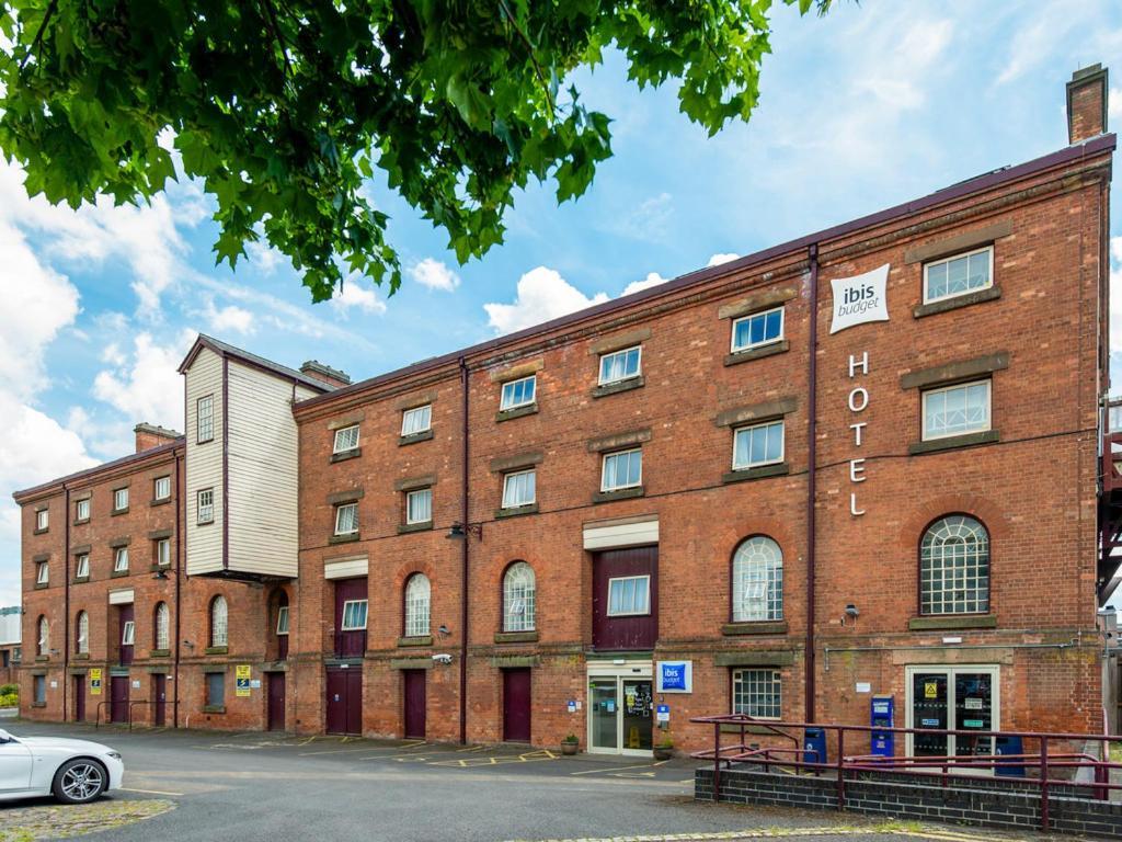 Go2 Burton Upon Trent Central Hotel Bagian luar foto